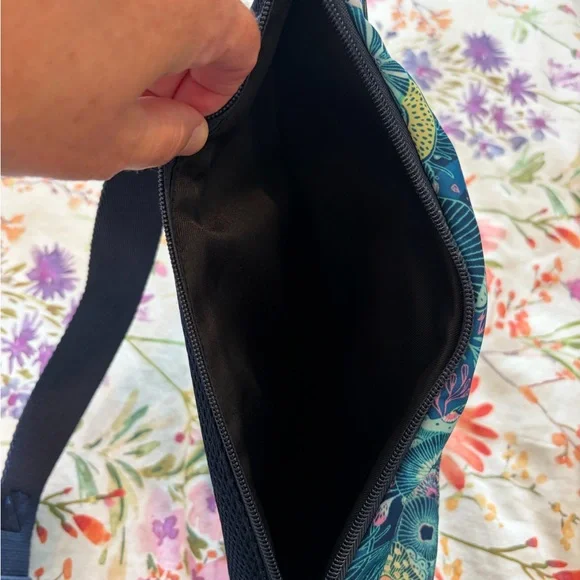 Sakroots On the Go sling - Picture 3 of 11